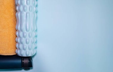 Mavi arka plan eğitimi için egzersiz ekipmanlarının yakın görüntüsü. Fitness, spor malzemeleri, sağlıklı yaşam tarzı konsepti.      