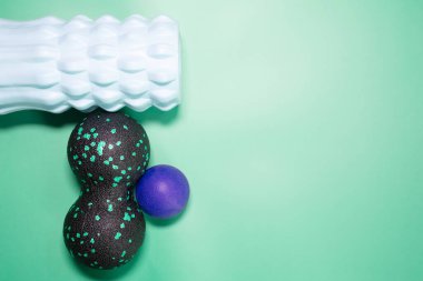 Yeşil arka planda eğitim için en iyi egzersiz ekipmanı görüntüsü. Fitness, spor malzemeleri, sağlıklı yaşam tarzı konsepti.        