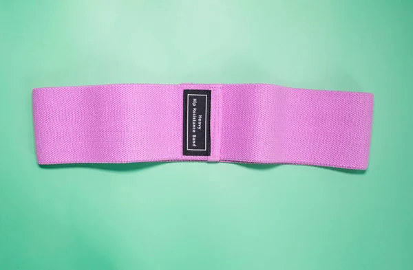 Růžový Pás Odolnosti Proti Kyčlím Pro Fitness Zeleném Pozadí Sportovní — Stock fotografie