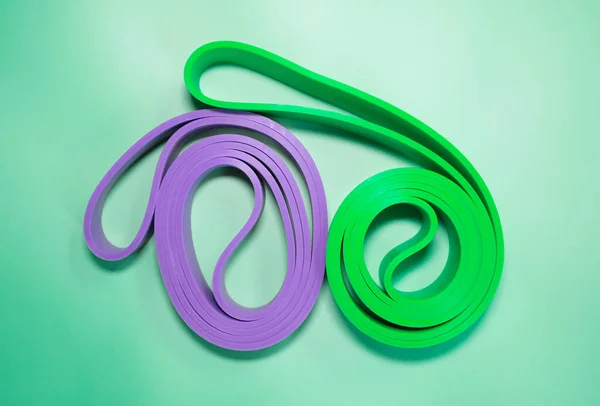 Conjunto Elásticos Coloridos Para Fitness Sobre Fundo Verde Conceito Esportes — Fotografia de Stock