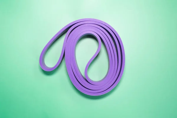 Bandas Goma Púrpura Para Fitness Sobre Fondo Verde Concepto Deportivo —  Fotos de Stock