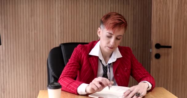 Atrakcyjna Dojrzała Kobieta Czerwonymi Włosami Pijąca Kawę Papierowej Filiżanki Notatki — Wideo stockowe