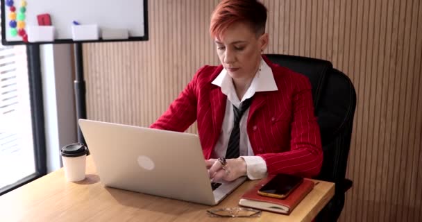 Ofiste Bilgisayarla Çalıştıktan Sonra Baş Ağrısı Çeken Kırmızı Elbiseli Orta — Stok video