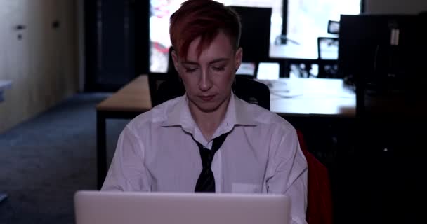 Zakenvrouw Met Behulp Van Een Laptop Aan Haar Bureau Tijdens — Stockvideo