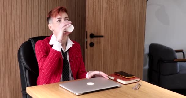 Приваблива Зріла Жінка Червоним Волоссям Каву Паперової Чашки Відкриває Ноутбук — стокове відео