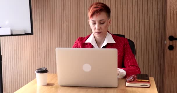 Kırmızı Takım Elbiseli Güzel Orta Yaşlı Kadını Dizüstü Bilgisayar Kullanıyor — Stok video
