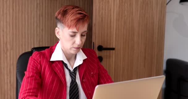 Πορτρέτο Της Ελκυστική Ώριμη Επιχειρηματίας Κόκκινο Κοστούμι Εργασίας Φορητό Υπολογιστή — Αρχείο Βίντεο