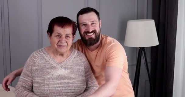 Generaciones Alegres Familia Madre Mayor Hijo Adulto Nieto Relajarse Casa — Vídeos de Stock