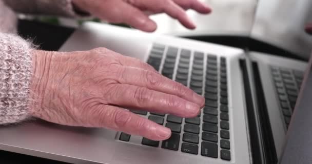 Nahaufnahme Einer Älteren Frau Die Ihren Computer Hause Büro Benutzt — Stockvideo