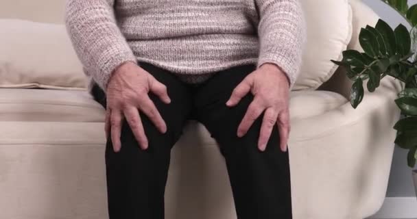 Cropped Shot Senior Woman Sitting Sofa Suffering Knee Pain Living — Stock Video