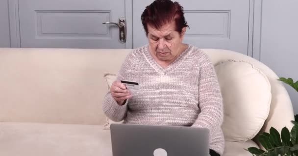 Starší Žena Dělat Line Nakupování Pomocí Notebooku Kreditní Karty Doma — Stock video