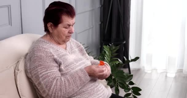 Добавки Витамины Концепция Здорового Образа Жизни Старшая Леди Принимает Таблетки — стоковое видео