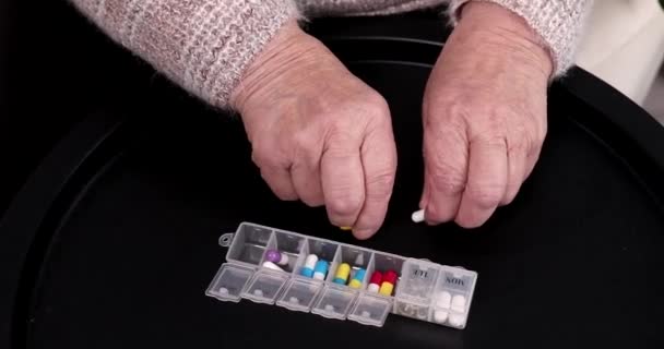 Suplementy Witaminy Koncepcja Zdrowego Stylu Życia Starsza Pani Bierze Tabletki — Wideo stockowe
