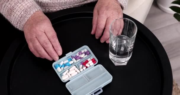 Női Idős Kezek Tablettákat Válogatnak Szoros Orvosi Tabletta Doboz Adagok — Stock videók