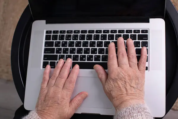 Detailní Záběr Starší Ženy Která Používá Počítač Domácí Kanceláři Koncept — Stock fotografie