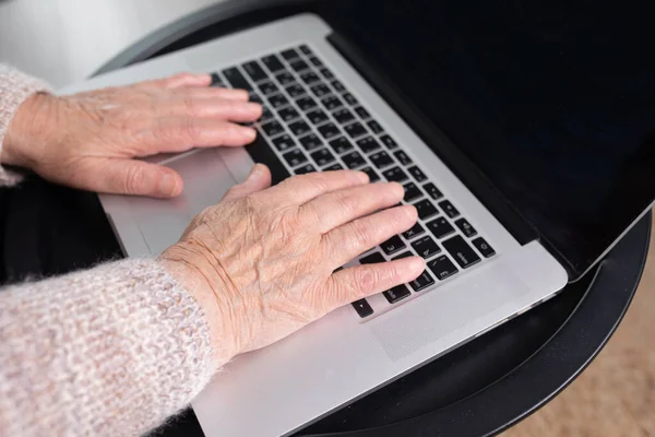 Ofiste Bilgisayar Kullanan Yaşlı Bir Kadının Yakın Plan Görüntüsü Uzaktan — Stok fotoğraf