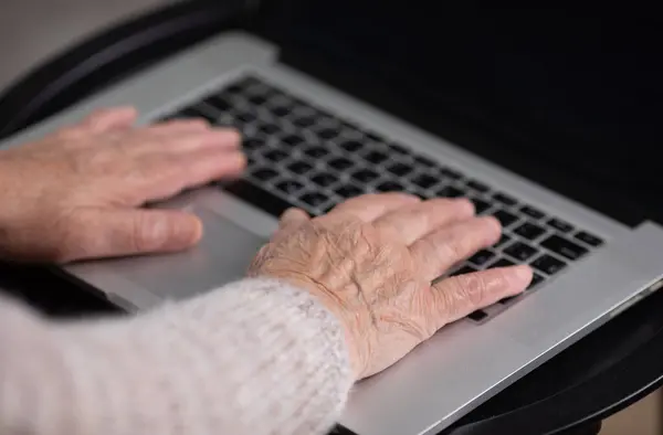 Detailní Záběr Starší Ženy Která Používá Počítač Domácí Kanceláři Koncept — Stock fotografie