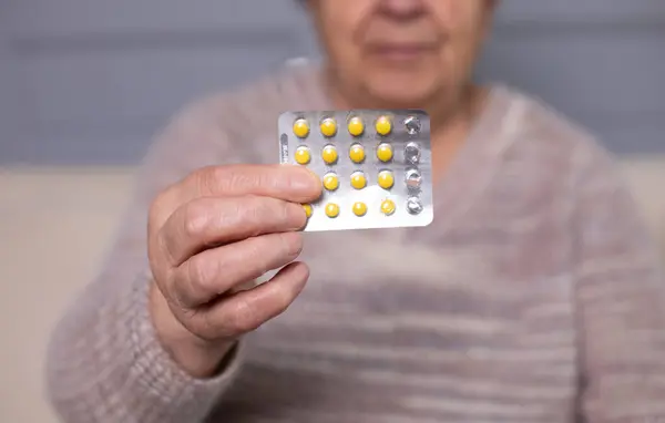 Felnőtt Tartsa Kezében Buborékcsomagolás Tabletták Idős Hölgy Idős Gazdaság Kiegészítők Jogdíjmentes Stock Képek
