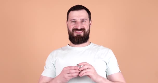 Bello Uomo Barbuto Che Presenta Balsamo Barba Sfondo Beige — Video Stock