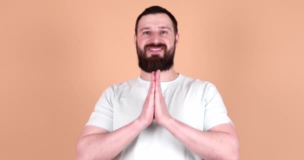Ele Tutuşup Düşünceli Yoga Yapan Sakinleşmeye Çalışan Meditasyon Yapan Bej — Stok video