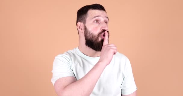 Retrato Homem Pedindo Silêncio Com Dedo Nos Lábios — Vídeo de Stock