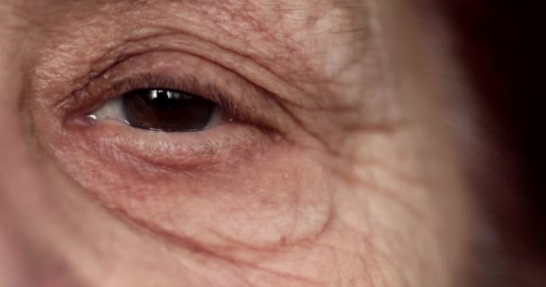 Зрение Зрение Уход Пенсию Глазами Пожилой Женщины Морщинами Смотрящей Моргающей — стоковое видео