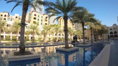 Dubai, BAE, 30 Mart 2024. Arka planda büyük bir su kütlesi olan bir şehir caddesi.. 