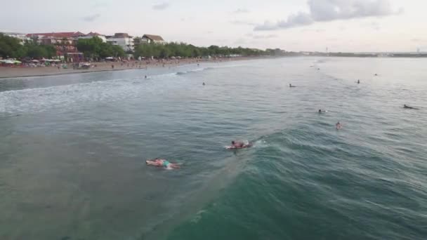 Grupo Pessoas Surfando Oceano Durante Pôr Sol — Vídeo de Stock