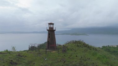 Tepedeki su manzaralı eski deniz feneri. Flores, Endonezya.
