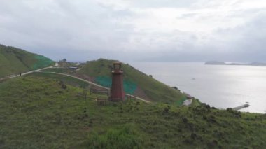 Tepedeki su manzaralı eski deniz feneri. Flores, Endonezya.