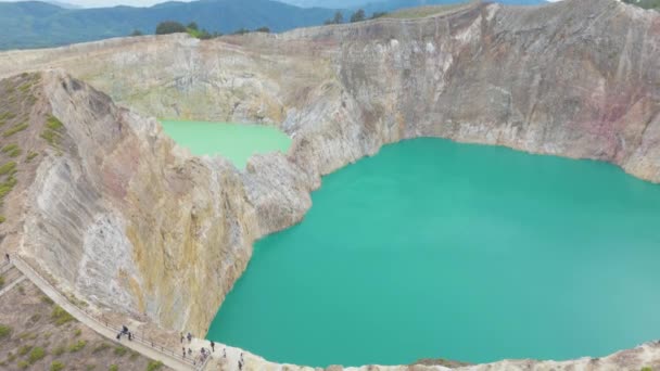 インドネシア ケルミンウ火山クレーター フローレス 水と緑と青の2つの大きなボディ シーンは穏やかで平和で 周囲の風景を反映した水で — ストック動画
