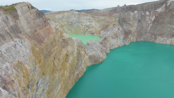 Indonésia Cratera Vulcão Kelimutu Flores Dois Grandes Corpos Água Verde — Vídeo de Stock