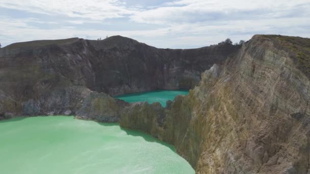 Indonésia Cratera Vulcão Kelimutu Flores Dois Grandes Corpos Água Verde — Vídeo de Stock