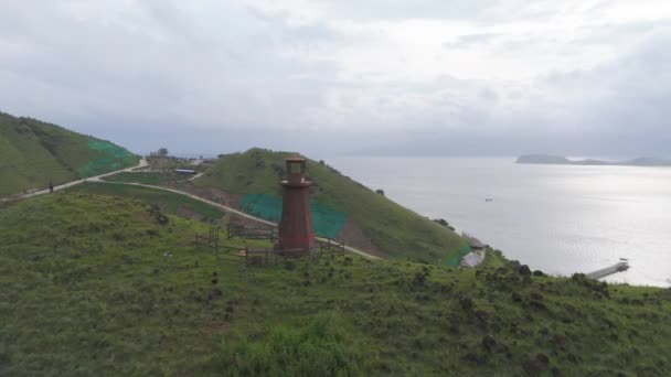 Alter Leuchtturm Auf Einem Hügel Mit Blick Auf Das Wasser — Stockvideo