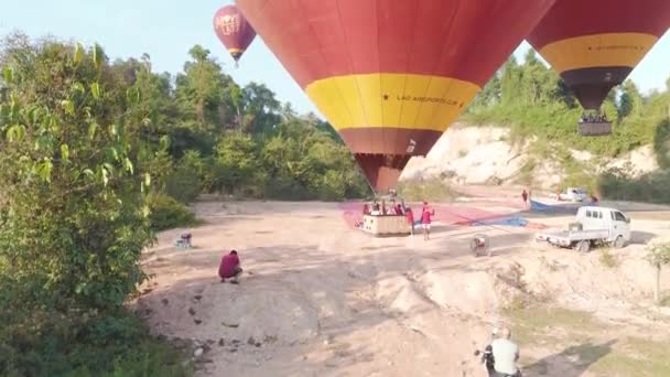 Vang Vieng Laos Listopadu 2023 Vzdušné Balónky Přelétávají Nad Bujným — Stock video
