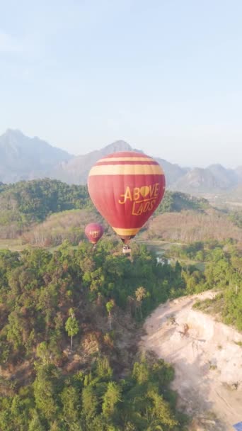 ヴァン ヴィエン ラオス 2023年11月22日 緑豊かな森の上を飛行する気球 シーンは平和で穏やかです — ストック動画