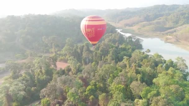 Vang Vieng Laos November 2023 Luftballon Fliegt Über Einen Saftig — Stockvideo