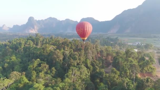 Vang Vieng Laos Listopadu 2023 Vzdušné Balónky Přelétávají Nad Bujným — Stock video
