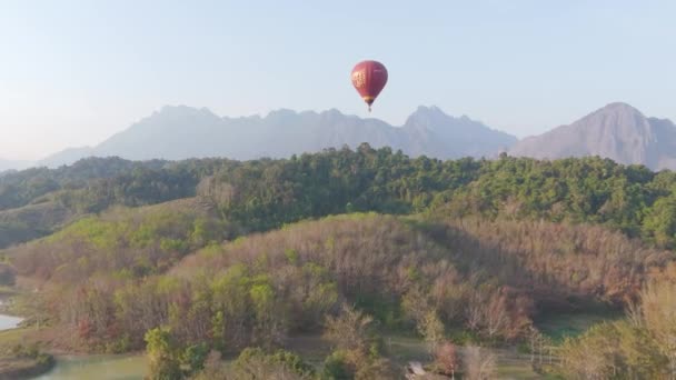 Vang Vieng Laos Listopadu 2023 Vzdušný Balón Přeletěl Nad Bujným — Stock video