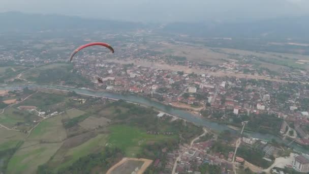 Vang Vieng Laos Listopada 2023 Osoby Latające Paralotni Nad Miastem — Wideo stockowe