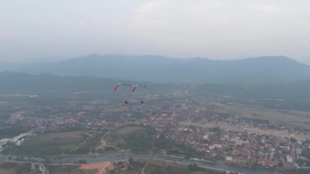 Vang Vieng Laos November 2023 Människor Flyger Skärmflygning Över Staden — Stockvideo