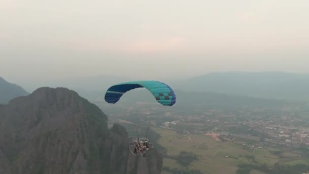 Vang Vieng Laos November 2023 Människor Flyger Skärmflygning Över Staden — Stockvideo