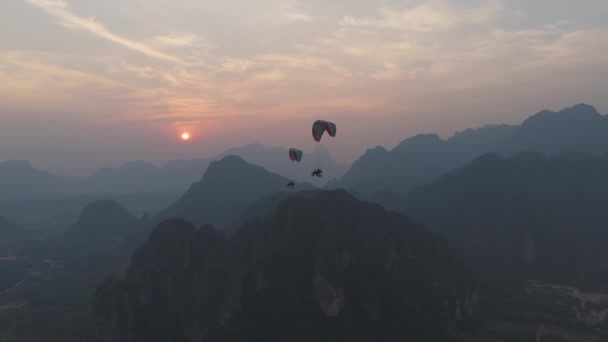 Vang Vieng Laos Novembro 2023 Pessoas Voando Parapente Sobre Cidade — Vídeo de Stock