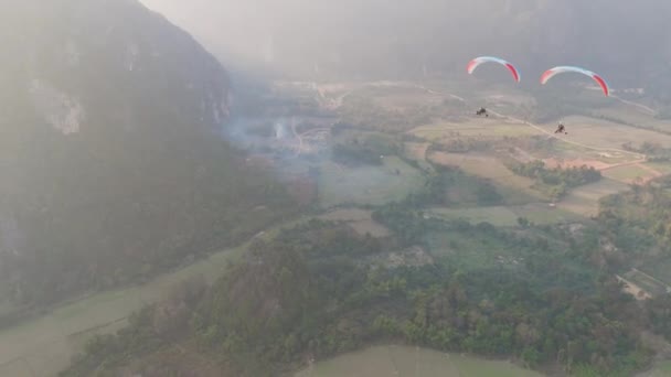 Vang Vieng Laos November 2023 People Flying Paragliding City Beautiful — Stock Video