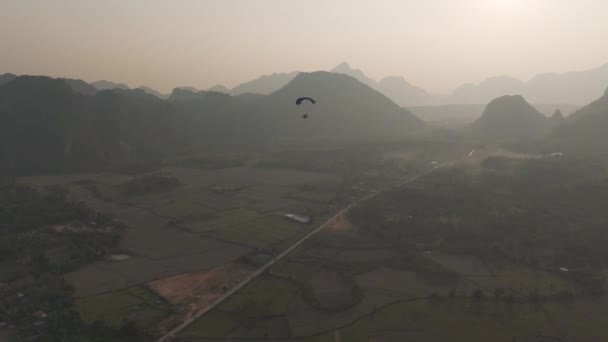 Vang Vieng Laos Noviembre 2023 Las Personas Que Vuelan Parapente — Vídeos de Stock
