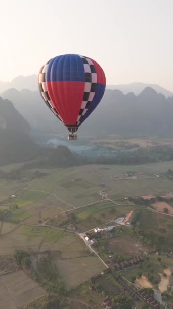 Vang Vieng Laos November 2023 Luftballon Fliegt Über Einen Saftig — Stockvideo