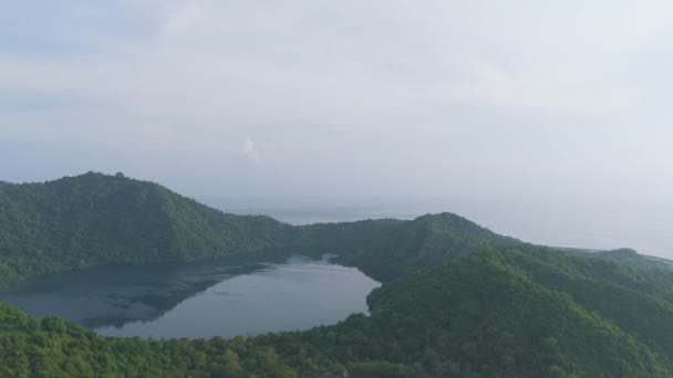 Sumbawa Indonésie Velký Ostrov Zeleným Lesem Modrým Oceánem Ostrov Obklopen — Stock video