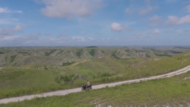 Krásná Scenérie Mužem Motorce Polní Cestě Travnatém Poli Sumbawa Indonésie — Stock video