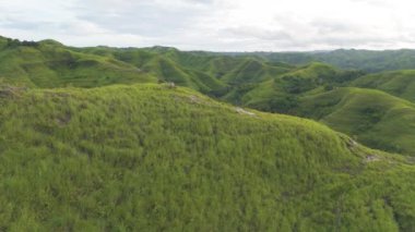 Green Hills, Sumba Adası, Doğu Endonezya. Yaz boyunca dağların güzel manzarasının havadan görünüşü.   