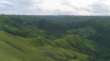 Green Hills, Sumba Adası, Doğu Endonezya. Yaz boyunca dağların güzel manzarasının havadan görünüşü.   